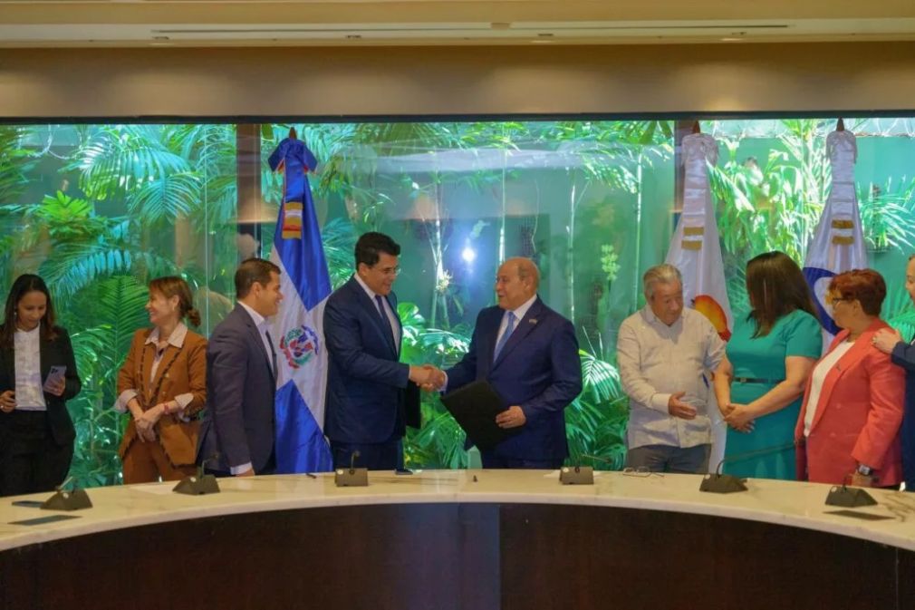 El acuerdo fue firmado por David Collado, ministro de Turismo y Rafael Santos Badía, director general del Infotep.