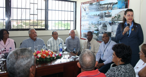 Reunión de los directivos del Ayuntamiento de Baní con líderes comunitarios y directivos del Presupuesto Participativo.