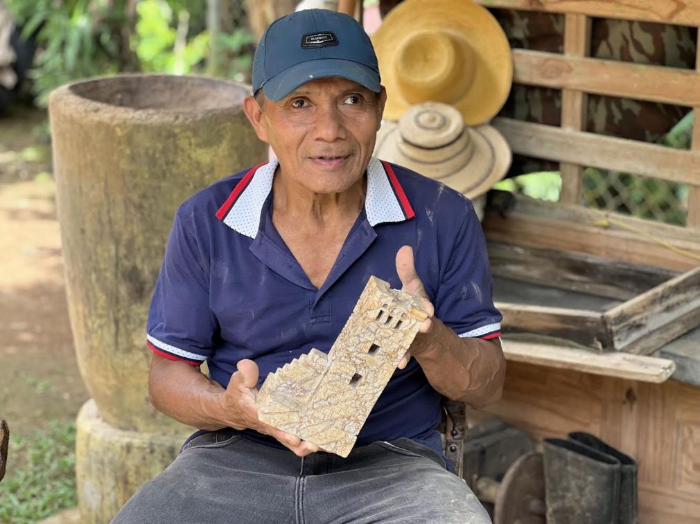 El artesano José Soto confeccionó con la Piedra de Jabón, una artesanía proveniente de la provincia de Coclé.