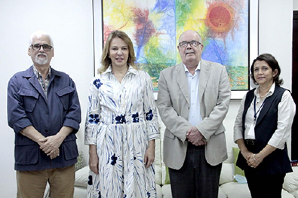 Tommy García, director de la Casa de la Música, Milagros Germán, Roberto Cassa y Laura Khouri, asistente de la ministra.