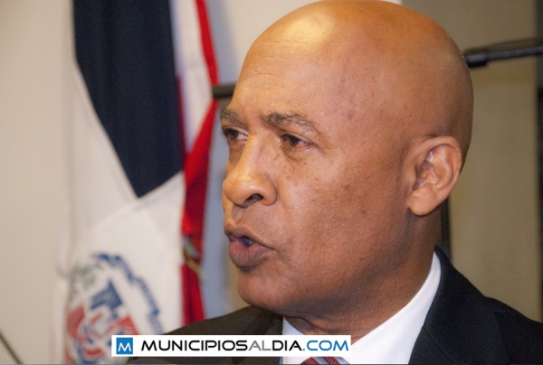 Carlos T. Martínez.