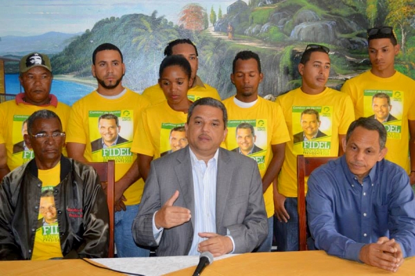 Fidel Santana con algunos de los dirigentes del Frente Amplio en Nagua.