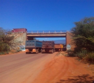 Camiones del Sindicato de Camioneros de Pedernales bloquean un puente en las inmediaciones de la mina de bauxita donde opera la empresa Dovemco.