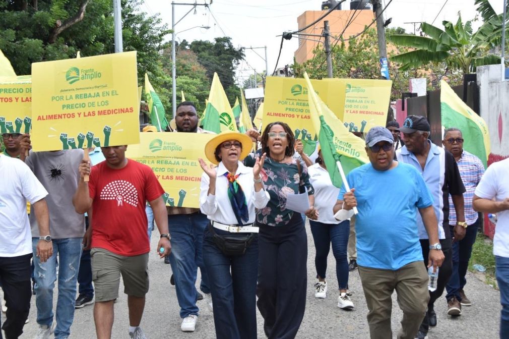 El Frente Amplio realizó su séptima caminata protesta en Santo Domingo Norte contra el alto costo de la vida y los abusos policiales.
