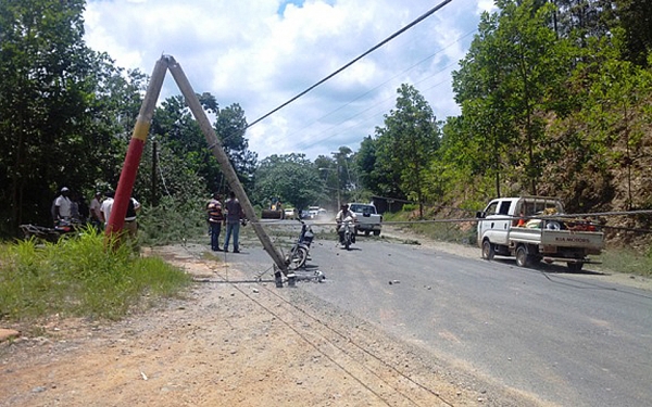 Un poste de la energía eléctrica fue derribado por los organizadores de las protestas escenificadas en Bonao.