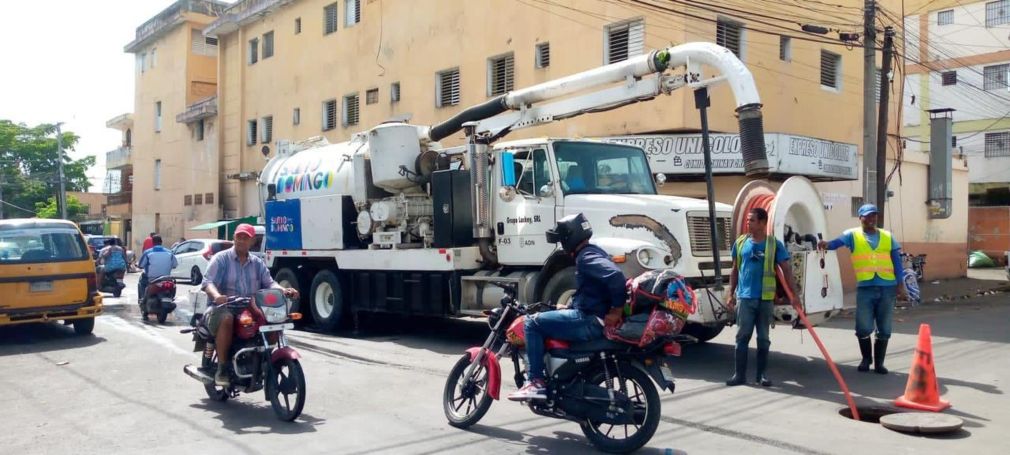 Brigadas de la alcaldía se mantienen en las calles realizando limpieza de imbornales, alcantarillados y otras labores preventivas para mitigar riesgos ante el paso de la tormenta.