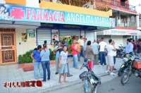 Los pobladores se aglomeraron frente a la Farmacia Angelita, que fue atracada por cuatro delincuentes.