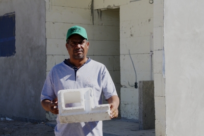 Luis Manuel Pujols, muestro una parte de un blocks de hielo seco material usado para la construcción de cien viviendas económicas que levanta el gobierno en la comunidad de El Carrizal, con la cooperación de la Fundación Orphan Heart, de los Estados Unidos