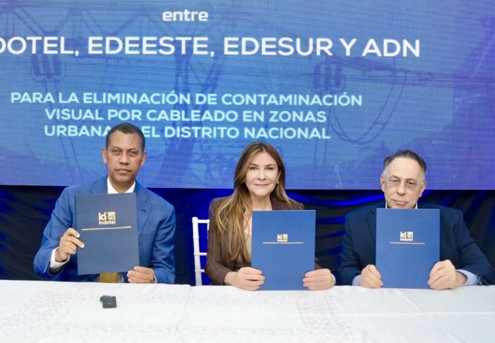 El acuerdo fue suscrito por Guido Gómez Mazara, presidente del Consejo Directivo de Indotel; Carolina Mejía, alcaldesa del Distrito Nacional y Celso Marranzini, presidente del CUED.