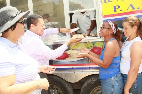 Familias de Montecristi se benefician con reparto de Comedores Económicos