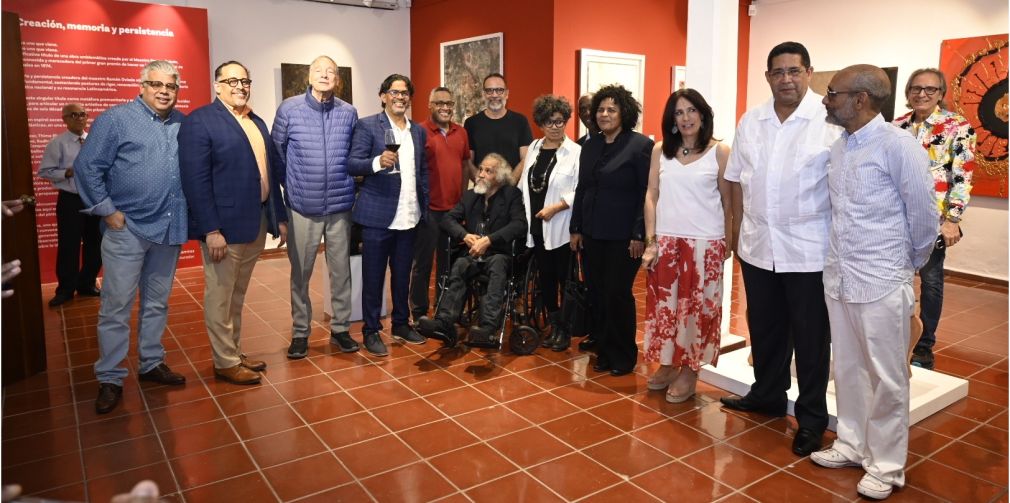 Parte de los artistas participantes en la exposición “Uno que va, uno que viene, “Uno que va, uno que viene, homenaje a Ramón Oviedo”, abierta en el Centro Cultural Banreservas hasta el 25 de febrero.