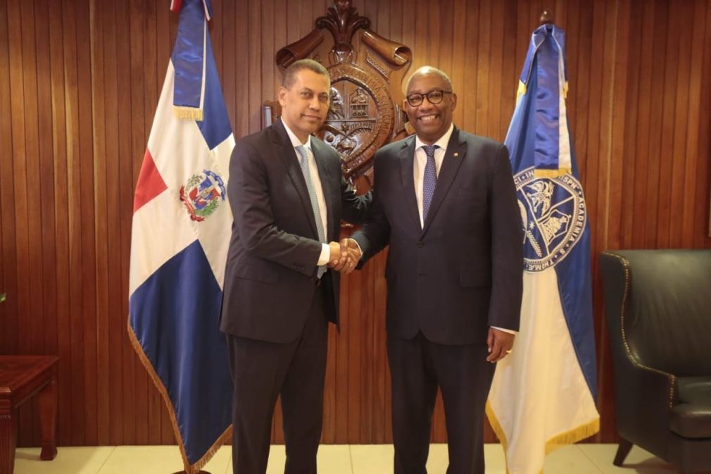 Guido Gómez Mazara, presidente del Consejo Directivo del Indotel, y Editrudis Beltrán Crisóstomo, rector de la Universidad Autónoma de Santo Domingo.