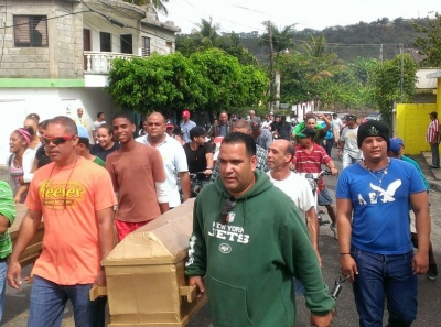 Munícipes de Baitoa se tiraron a las calles con ataúdes vacíos en señal de protesta de que no se construye un nuevo cementerio.