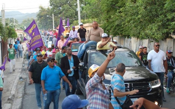 Precandidato a alcalde realiza marcha caravana en Azua: 