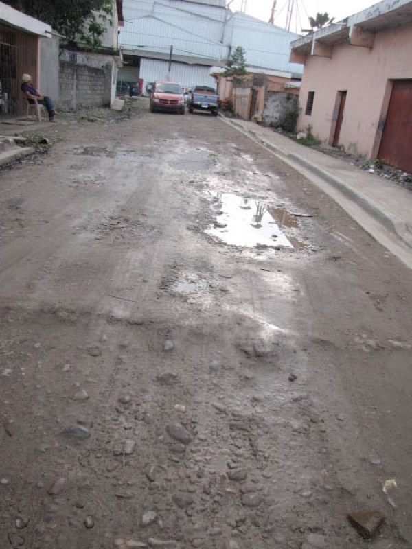 Calle sin asfaltar de Villa la Mata de Cotuí.