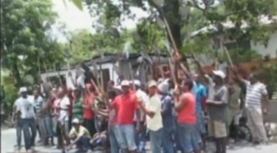 Comunitarios de Cambita protestan en defensa de camiones transportan materiales: 