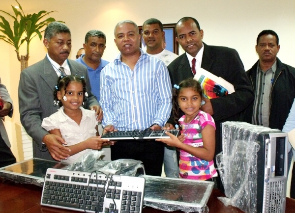 El alcalde entrega las computadoras.