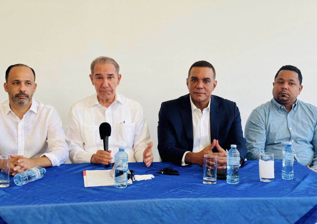 Senador Carlos Gómez y ministro Franklin García Fermín anuncian entrega de más de 190 becas a jóvenes de Espaillat.