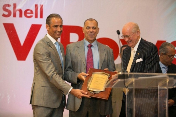 Cesarín Gerónimo recibe un homenaje de los Premios  Shell “Los Dominicanos Primero”, que entregan Demetrio Almonte (izquierda) y don Cuqui Córdova. 