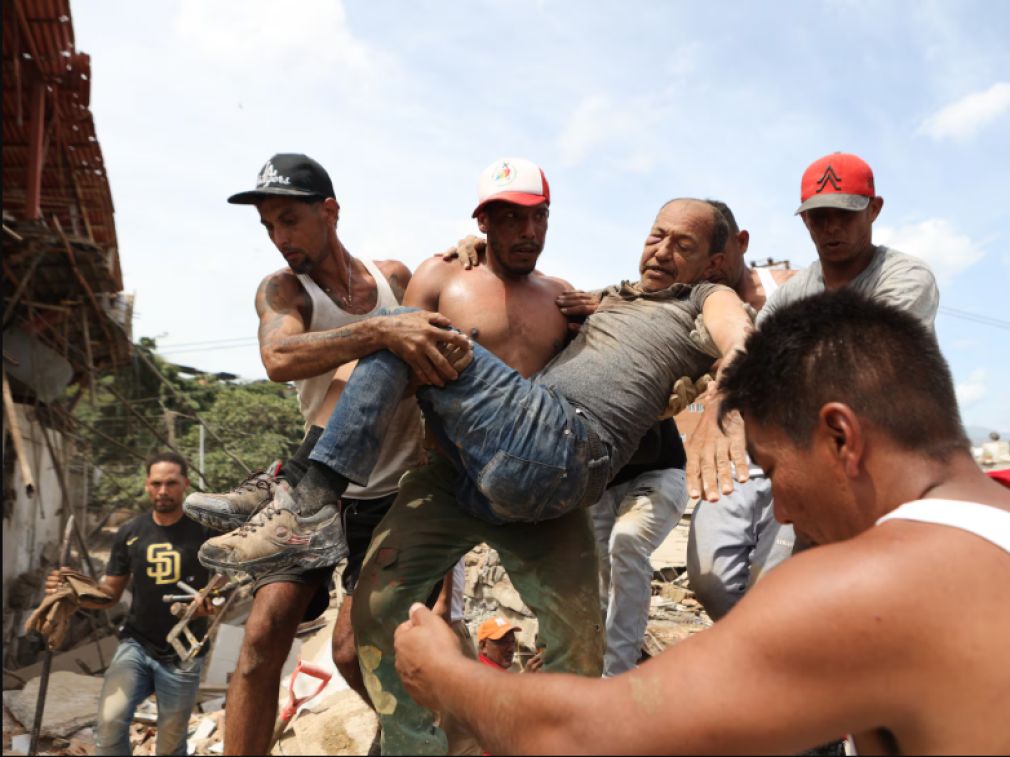 Equipos internacionales de búsqueda y rescate de al menos 17 países se han movilizado para ayudar.