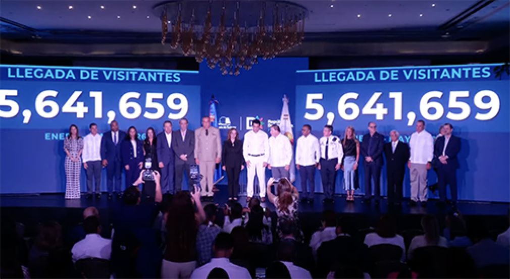 El ministro de Turismo, David Collado, se hace acompañar de autoridades del sector para una foto histórica con la llega de más de 5.5 millones de turistas y visitantes a República Dominicana.