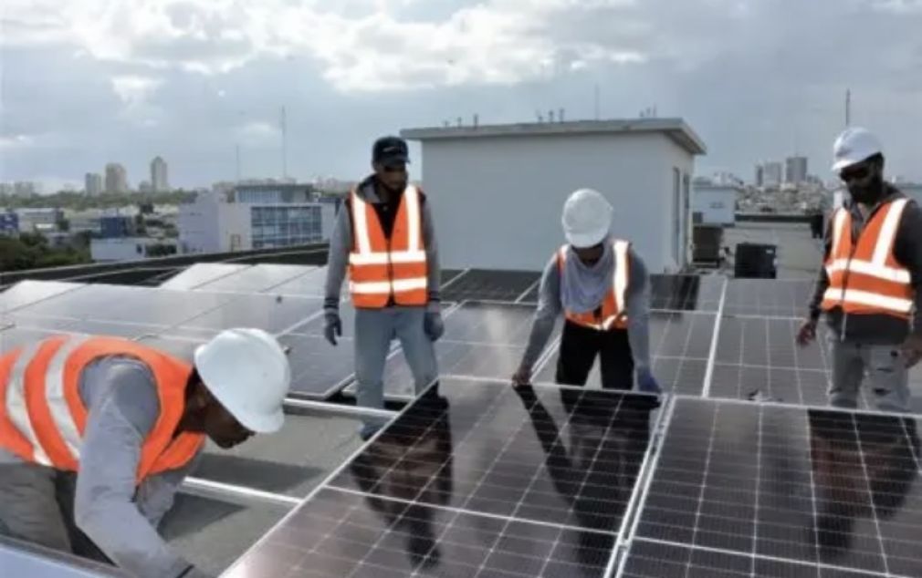 RD 100% Renovables es una coalición que agrupa a cooperativas, organizaciones sociales y ambientales, y a las empresas de instalación de sistemas de paneles solares fotovoltaicos, que tiene el propósito de contribuir a que el país efectúe la transición hacia energías de fuentes renovables.