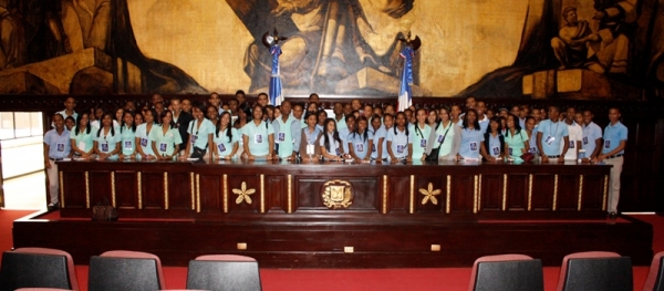 Los estudiantes posan en el Salón de la Asamblea Nacional, donde finaliz> el recorrido.