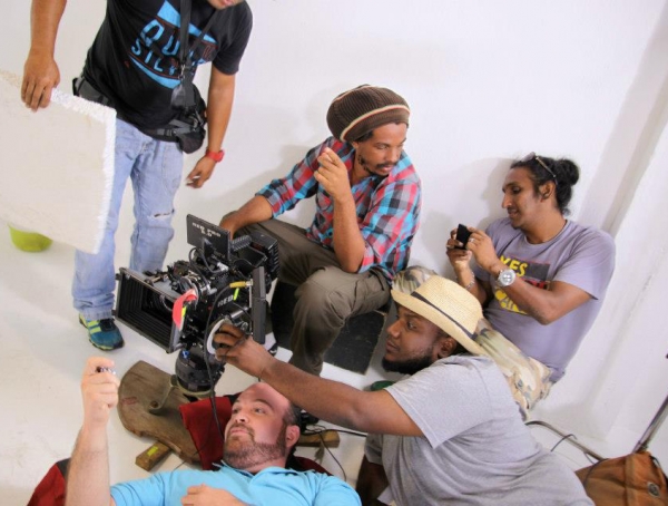 Cineastas dominicanos produciendo un audiovisual con calidad profesional.