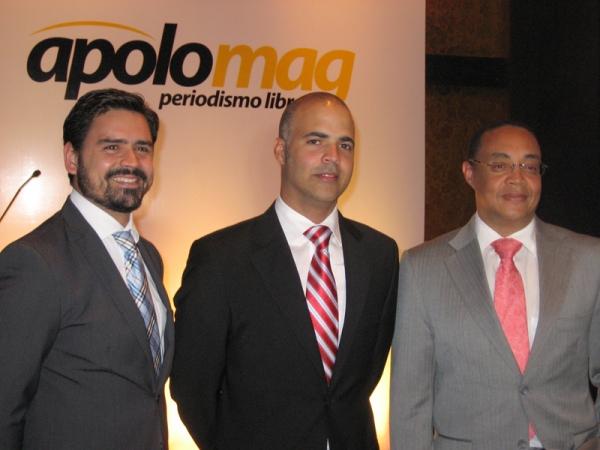Bernardo Fuentes, Analista Económco, acompañado de Jefrey Gómez, Presidente de Apolomag y su director Víctor Bautista, en la presentación de la nueva revista.