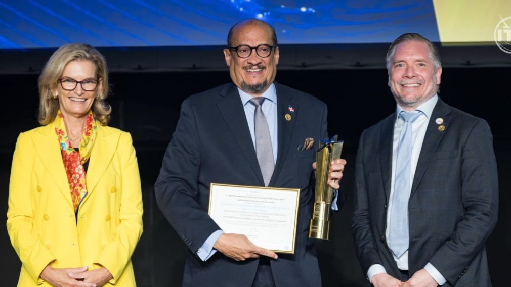 El premio fue recibido por el embajador dominicano ante la Unión Internacional de Telecomunicaciones, Iván Ogando, en representación de la organización y del país.
