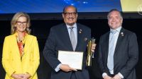 El premio fue recibido por el embajador dominicano ante la Unión Internacional de Telecomunicaciones, Iván Ogando, en representación de la organización y del país.