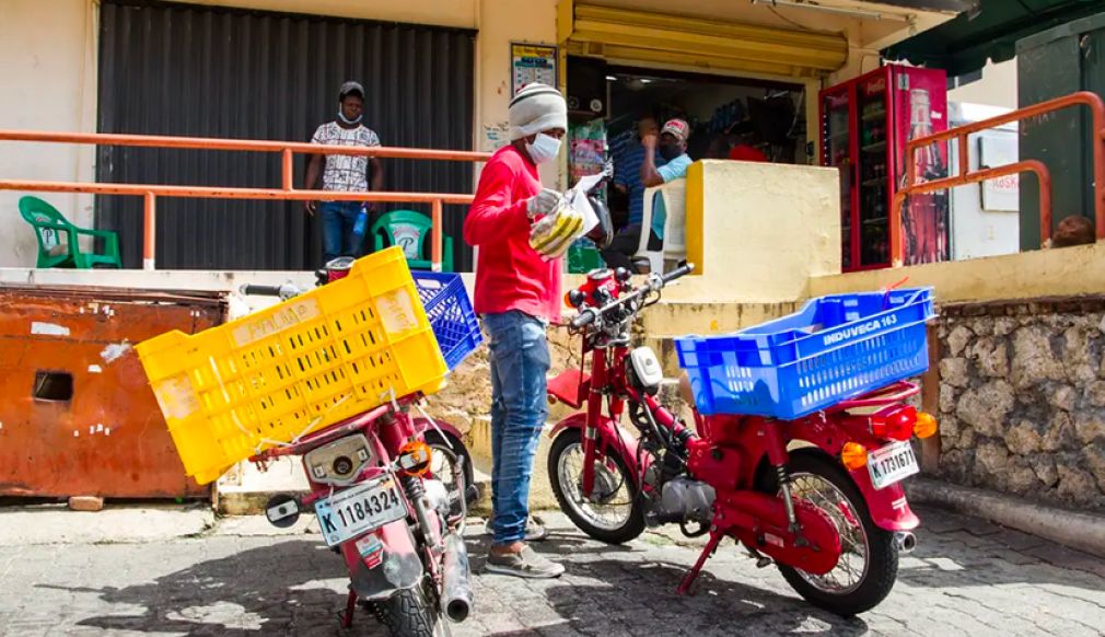 El estudio se realizó en una muestra de 1,200 dominicanos de ambos sexos y determinó que las mujeres utilizan más el servicio de delivery que los hombres. Imagen: El Caribe.