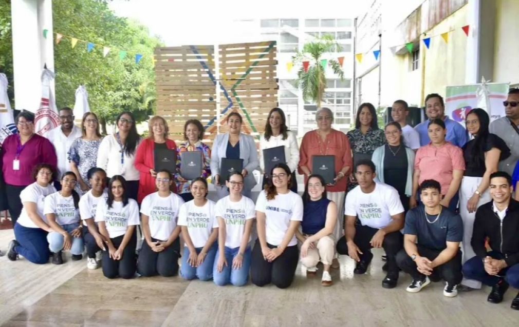 El acto de la firma del convenio tuvo lugar en la Biblioteca Pedro Mir de la Universidad Autónoma de Santo Domingo (UASD), durante el Festival del Voluntariado 2024.