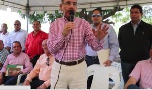 Danilo Medina junto a productores de café en Azua 