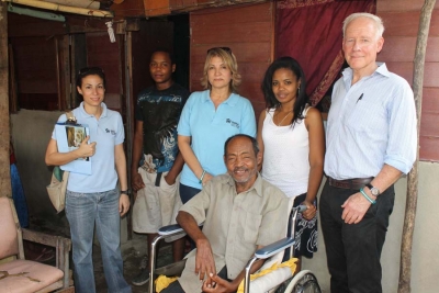 El embajador Tim de Australia, Sr. Tim George, posa junto a Jose manuel Acosta, discapacitado al que le sera reparada su vivienda. Le acompanan sus hijos y personal de Habitat Dominicana.