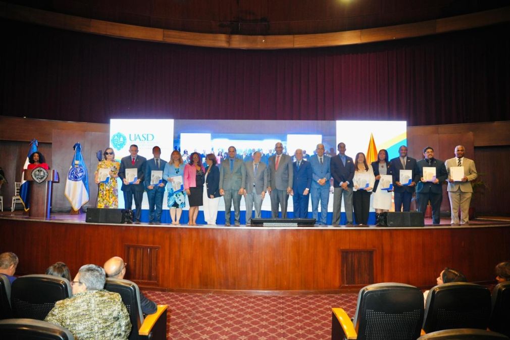 Parte de los maestros promovidos en las diferentes categorías en la UASD.