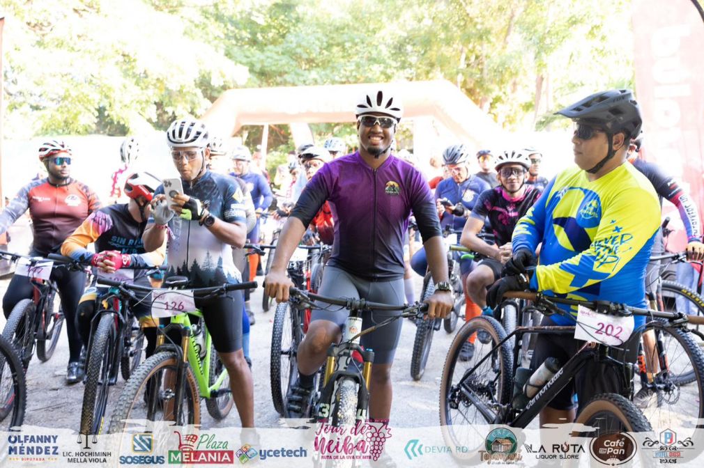 Ciclistas participan en la tercera edición de la ruta de la Uva en Neiba.