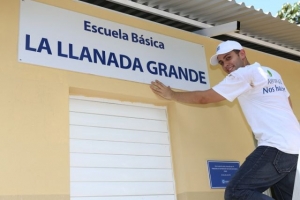 Empleados del Banco Popular remodelan una escuela rural en San Cristóbal