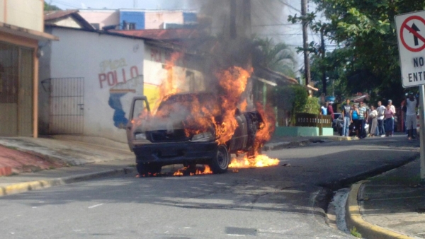 Camioneta incendiada al explotarle el tanque de gas que usaba como combustible.