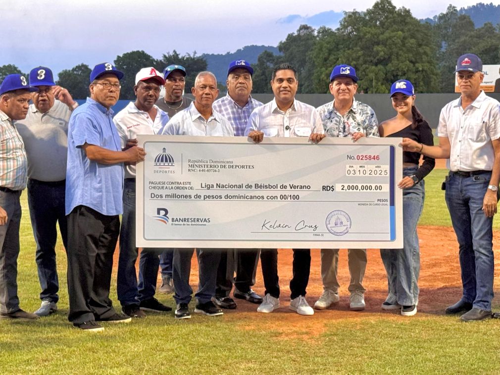 El ministro Kelvin Cruz hizo la entrega en el estadio Bebecito del Villar de Bonao.