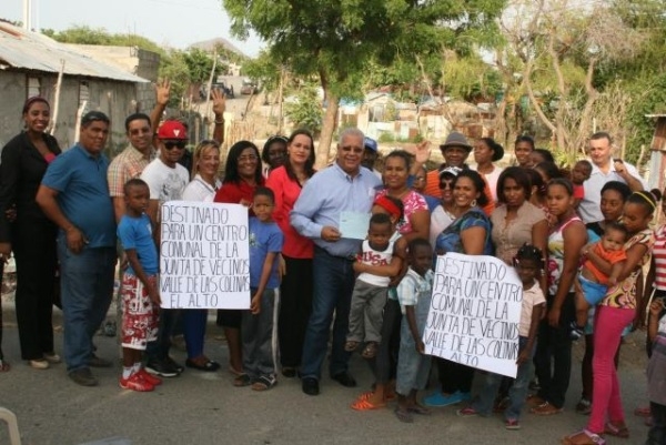 Alcalde entrega cheque para la compra de terreno: 