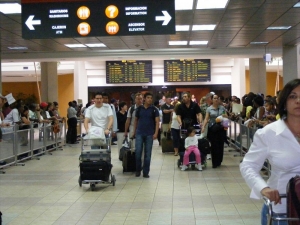 Propietarios de tiendas en aeropuertos solicitan al presidente intervenir en conflicto con AERODOM