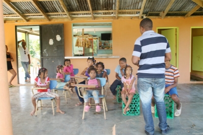 Estudiantes reciben clases en terraza de baile de un colmado en Sabana de la Mar