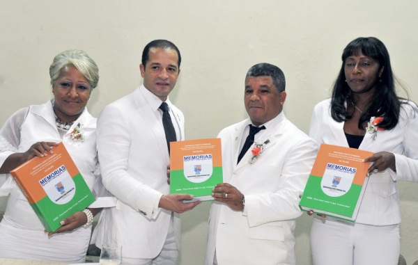 Momentos en que el alcalde Juan de los Santos entrega las memorias de su gestión de los últimos dos años.