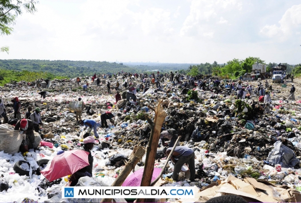 Buzos compilando basura para venderla.