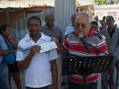 Ayuntamiento entrega fondos para cementar callejones en San Pedro de Macoris
