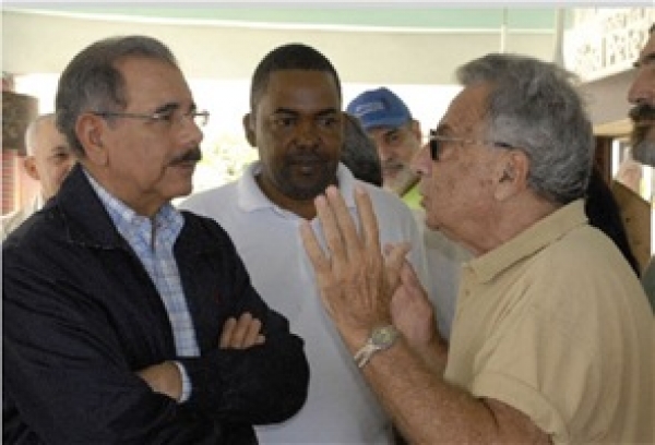 Danilo Medina con  Silvio Raigorodsky y  Tomas Callender, propietario y gerente, respectivamente, del Kite Beach.