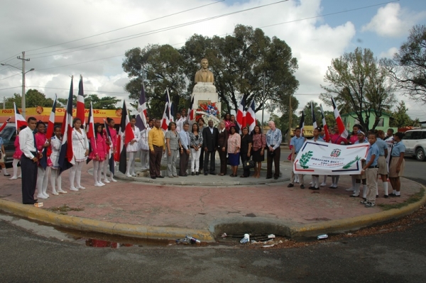 En estado de abandono tienen las autoridades del ayuntamiento de San Cristóbal, la plaza en honor del patricio Francisco del Rosario Sánchez, que alojo a vagabundos, alcohólicos y drogaditos