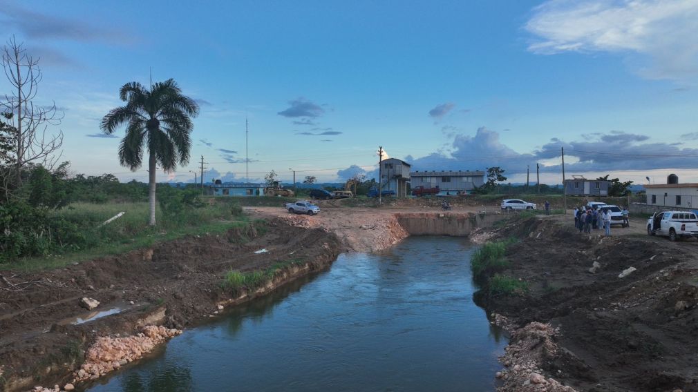 Vista área de canal de riego intervenido por Indrhi en Bajo Yuna.