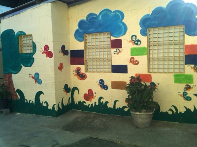 Cuatro reclusas pintan y decoran sala infantil en penitenciería de Baní